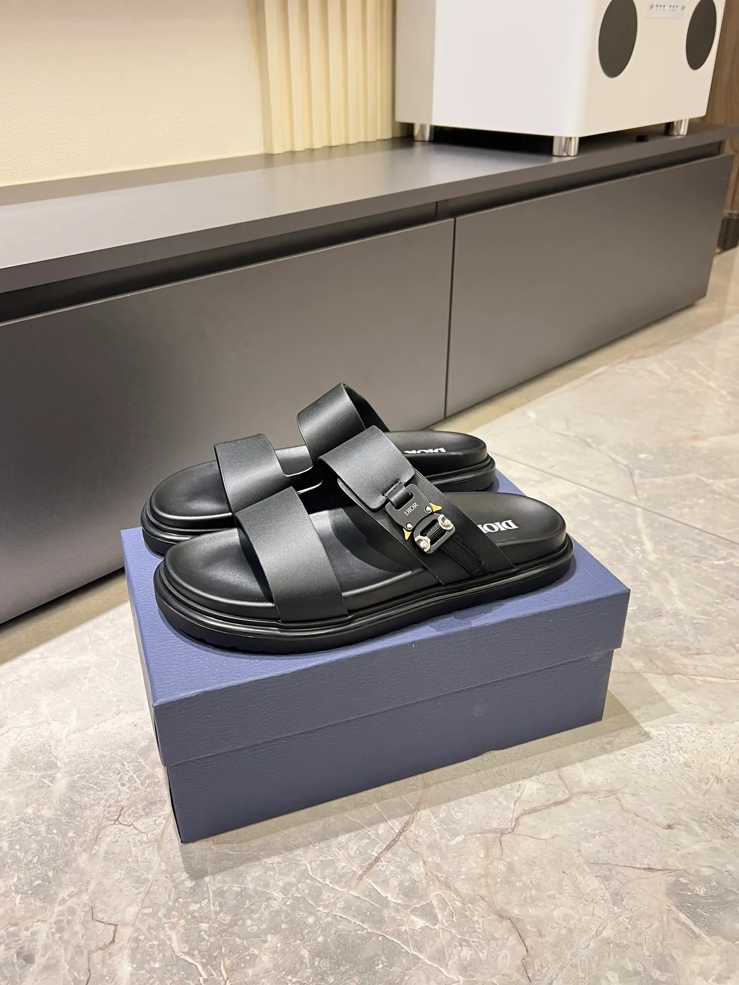 Men's Men's Shoes 💰p320 Dio* Men's Sandals Slippers. Showcasing Dior haute couture design. The Dior gray suede strap is accented with an aluminum Dior buckle for added style. Paired with a comfortable tonal notch sole, they pair easily with shorts or jeans for a sophisticated look. Main body: suede cow leather, technical fabric lining: cow leather, with adjustable straps, aluminum Dior buckle, Dior gray EVA insole, tonal notched rubber outsole splicing structure, size: 38-44 (customized at 45.46)